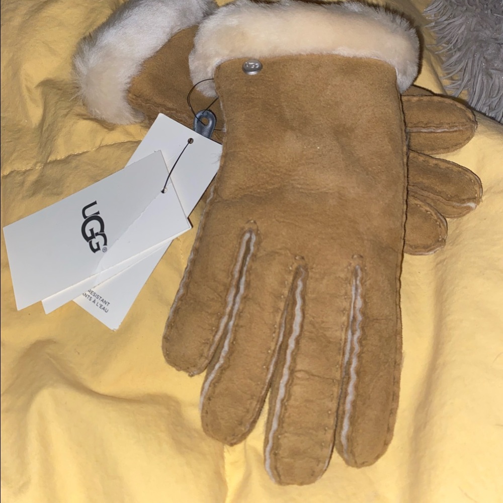 UGG Sheepskin women’s gloves